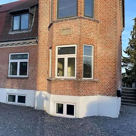 H2 Free Parking, Budget Friendly *